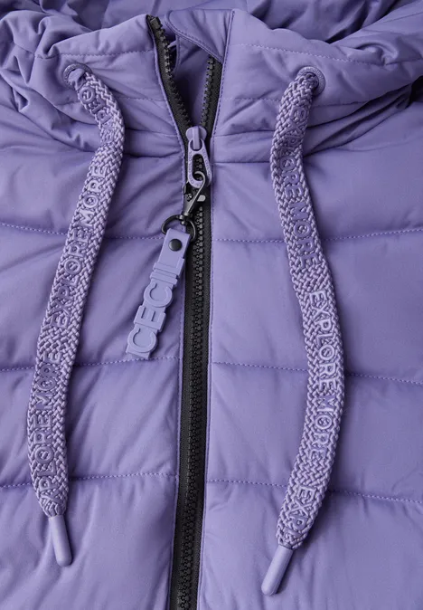 Nahaufnahme einer lila Jacke mit Kapuze, Reißverschluss und Kordelzug.